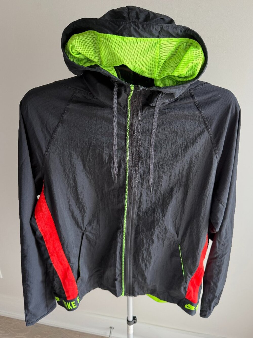 Nike Black Nylon Dri-Fit Hooded Windbreaker (Medium)